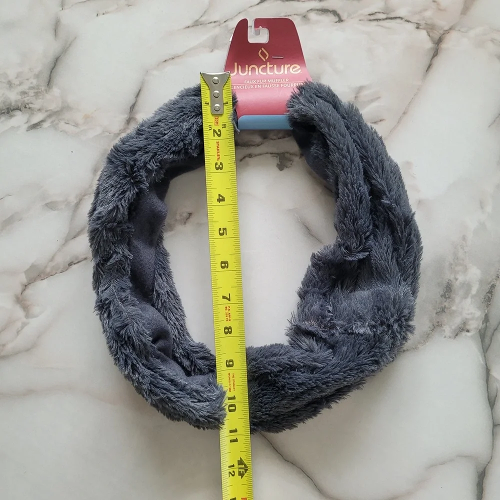 JUNCTURE Faux Fur Grey Muffler Circle Infinity Scarf NWT‎